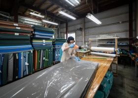 マットレスの梱包作業