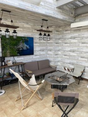 お客様をキャンプスタイルでお出迎え