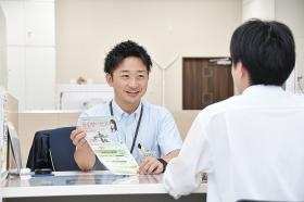 くらしを守る保障の提案をする渉外担当（営業職）
