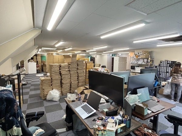 勤務いただくオフィスです。ネットショップ事業のため荷物が結構多めです。