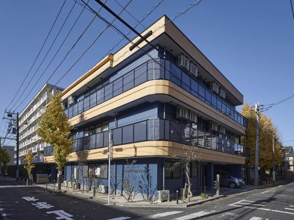 当施設の外観です。2022年1月にオープンした新しい建物です！