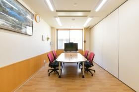 職員の会議やご利用者の面会に、テレビ会議室を利用しています。