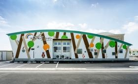 当園の公道に面した北側壁面には森が描かれています。