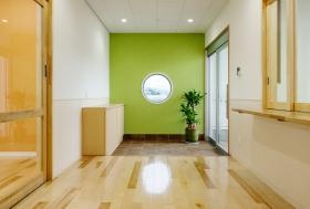 廊下から玄関を写しています。突き当り右手がドアです。