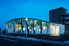 黄昏時に園内の明かりが灯り、夜の森が浮かび上がります。