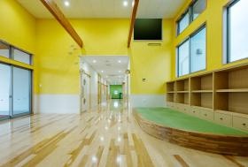 園舎内の中央広場です。右手は絵本コーナーになっています。