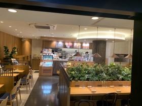 地下鉄関内駅店の店内です、レンガ調の内装になります。