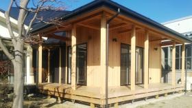 新しくなったカモミールハウスは木のぬくもりにあふれています。