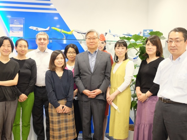 メンバー集合写真 エントランスにて