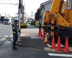 歩道での工事現場で、声掛け誘導をしています。