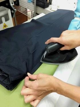 パンツ 仕上げ風景