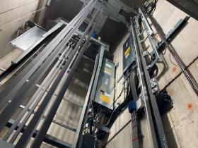 昇降路内頂部制御盤