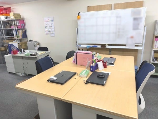 〈事務室〉職員の基本業務(書類作成、電話対応など)を行っています。