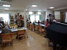 デイルーム入口から見渡すと