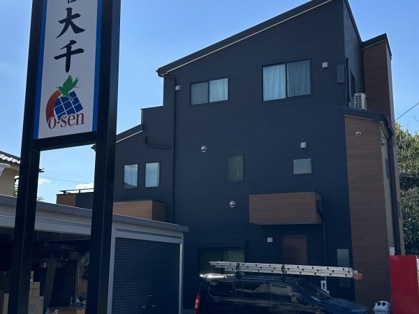 本社外観です。新しく看板が付きました！