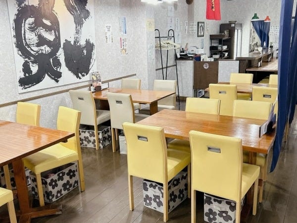 働いていただく店舗内です。カウンター6席、4名掛けのテーブルが4つ。ベビーチェアの用意もあります。動きにくい点など、皆さんの意見で改善します