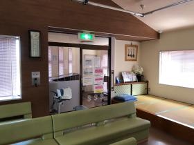 田路クリニック待合室（入り口側）