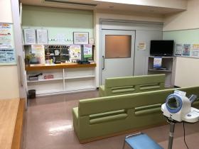 田路クリニック待合室（受付窓口側）
