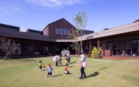 園の教室には風が通り抜け、いつも心地よい環境です。