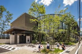 四季の木々を感じながら、自然の中で伸びやかに生活しています。