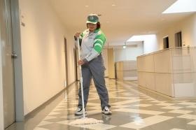 床面のモップ拭き