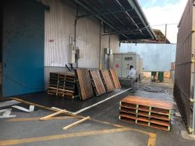 パレットを洗浄しているところです。