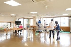 多種多様なリハビリ器具・マシンを使ったリハビリ風景
