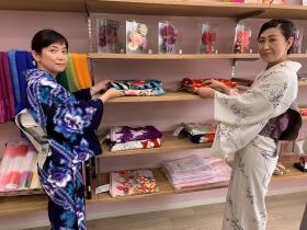 接客時はみんなで協力しあいます