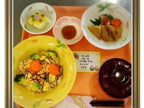 キッチンまざ～ず（厨房）最新設備と楽しい仲間。奥の窓はデイ。