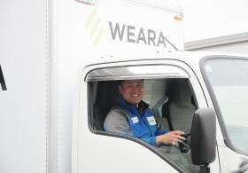 ハイエースやエルフに乗ってお客様の元へ訪問します