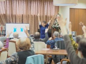 機能訓練体操。スタッフもご利用者も活き活きされています。