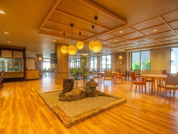 和を基調としたモダンな住宅です。食堂では中心の坪庭を見ながら心穏やかな時間をお過ごしいただけます。