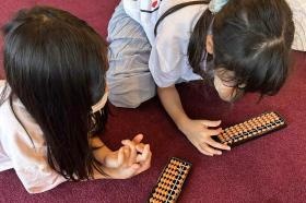 そろばんなど、一人ひとりに合わせた学習方法を選びます。