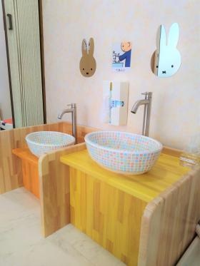 子どもの身体の高さに合わせた手洗いや児童用のトイレも設置