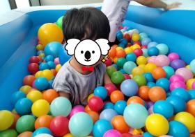 子どもたちに大人気のボールプールも常設しています。