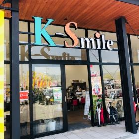 ケイスマイル宇治店 車検用の待合席にはソファー席でＴＶ鑑賞！