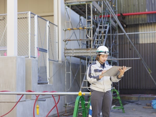 現場に足を運びながら（女性も活躍中です！）