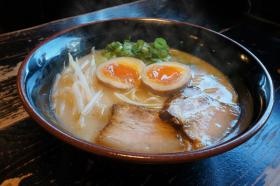 らーめん幕末の看板メニュー、豚骨ら～めん。