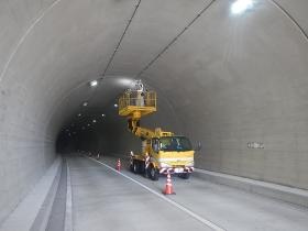 現地調査の様子（トンネル点検）
