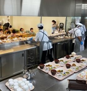 自前の給食センターの安心安全な給食があります。お弁当は不要！