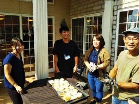 パン作り体験 スタッフによるレクレーション準備