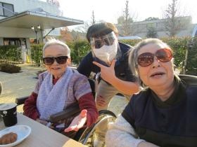 施設の日常 中庭でおやつ