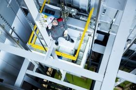 当社テストタワー・エレベーター内