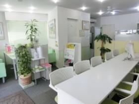 明るく清潔な店舗で、快適な音楽が流れています。