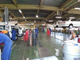 工場内では常時多数の車の点検や整備修理を行っています