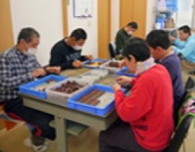 就労継続支援Ｂ型事業所にて、利用者さんの作業の様子