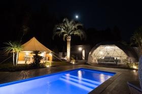 ライトアップされたプールとスペースドーム