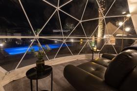 スペースドームから眺めるプールの贅沢な時間