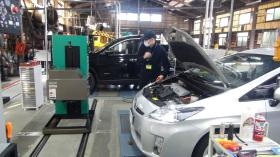 ヘッドライトの測定調整を行っています。