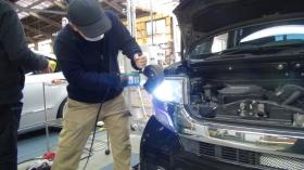 ヘッドライトを綺麗に磨きます。